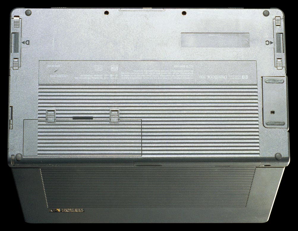 Hewlett-Packard Omnibook 300 - bottom view.