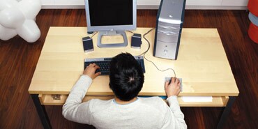 A man using an HP desktop PC