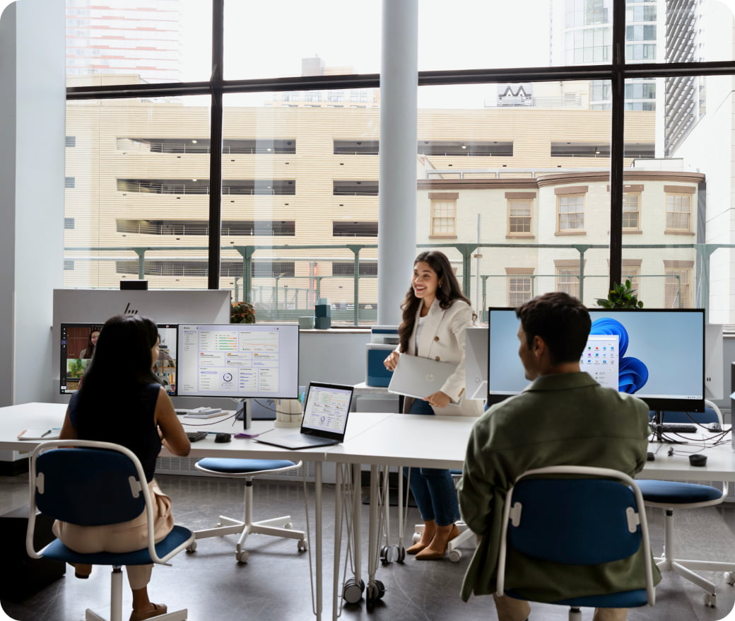 Une équipe travaille au bureau
