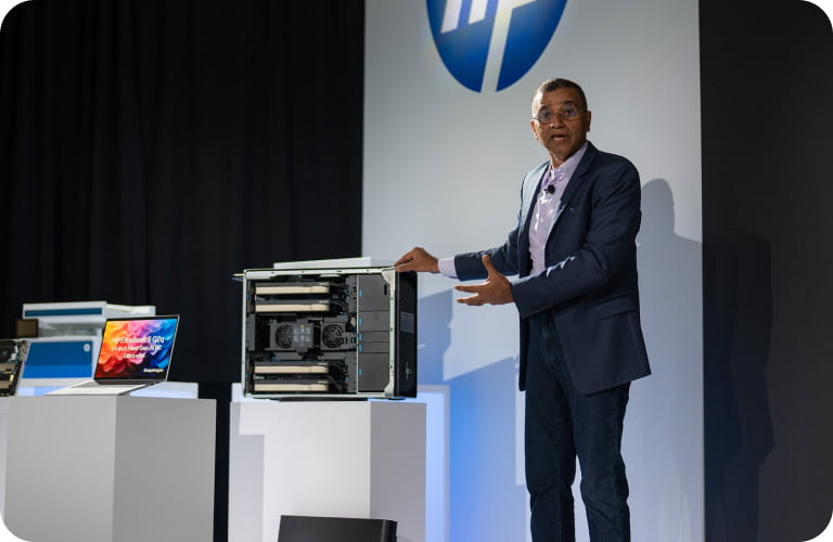 Manoj Leelanivas sur la scène de HP Imagine.