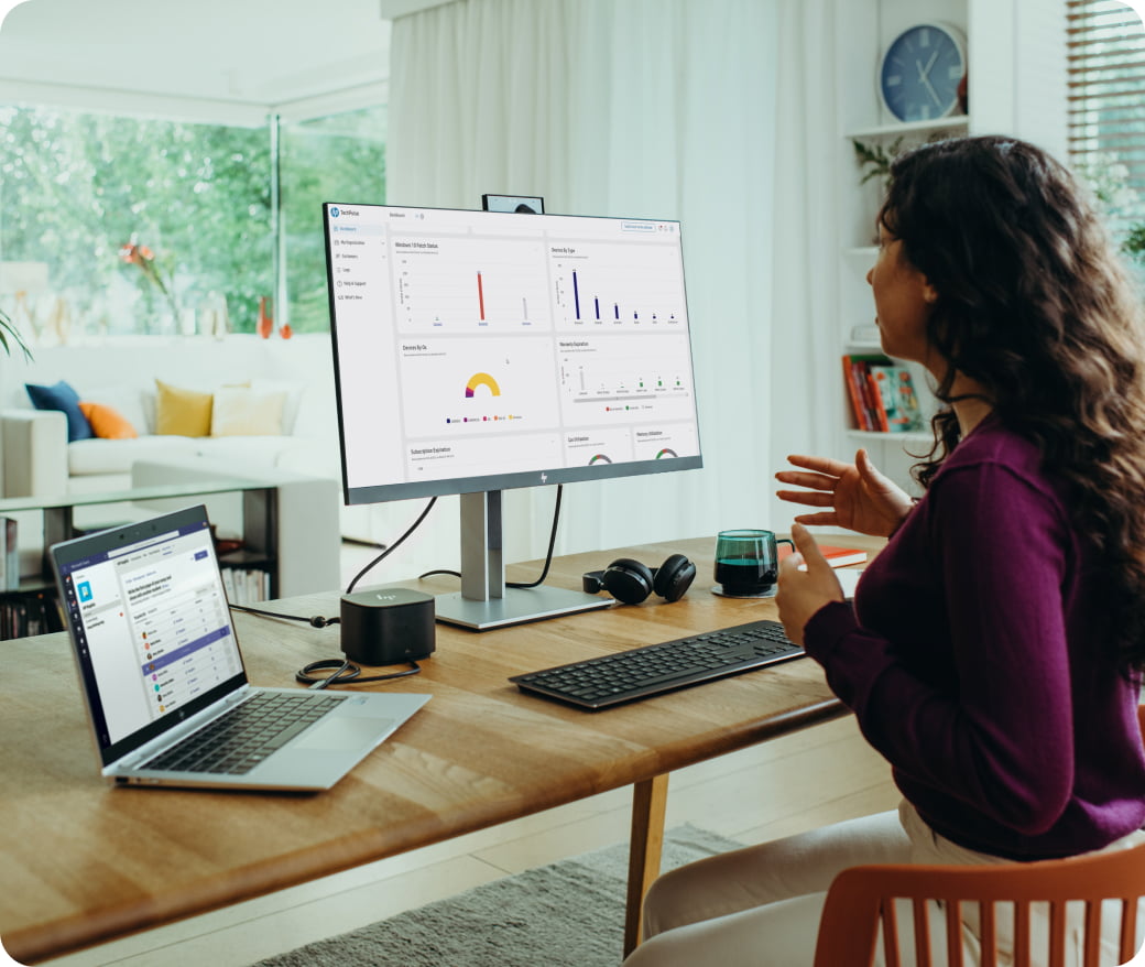 Femme travaillant à un bureau à son domicile avec ordinateur portable et écran