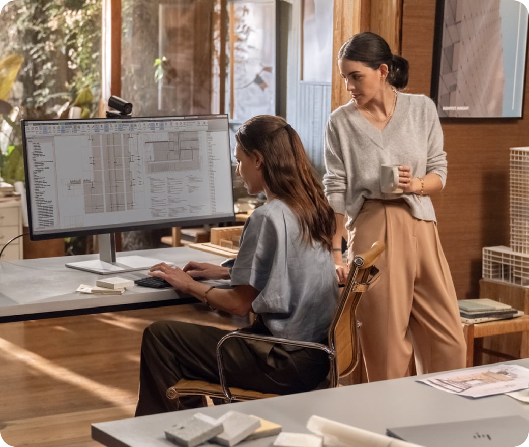 Deux professionnelles collaborent dans un bureau moderne, à un poste de travail équipé d’une station de travail fixe HP Z2 G1i format tour