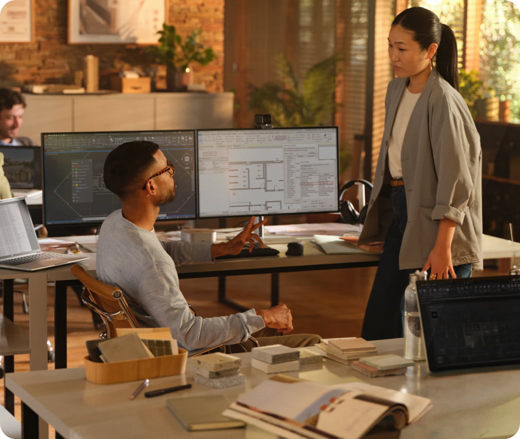 Deux professionnels collaborent dans un espace de travail moderne avec une station de travail mobile HP ZBook 8 G1ah 14 pouces