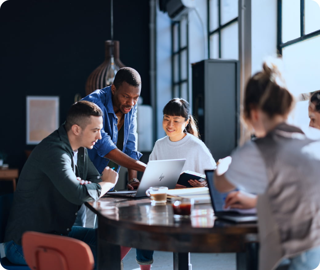Une équipe de professionnels collabore dans un espace de travail partagé, avec des PC portables HP
