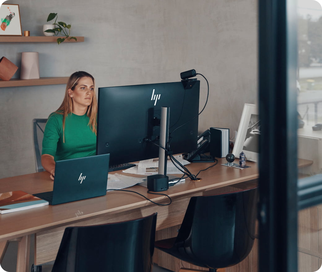 Une femme utilisant un ordinateur portable dans un bureau moderne, représentant l’avenir du travail et de la transformation numérique