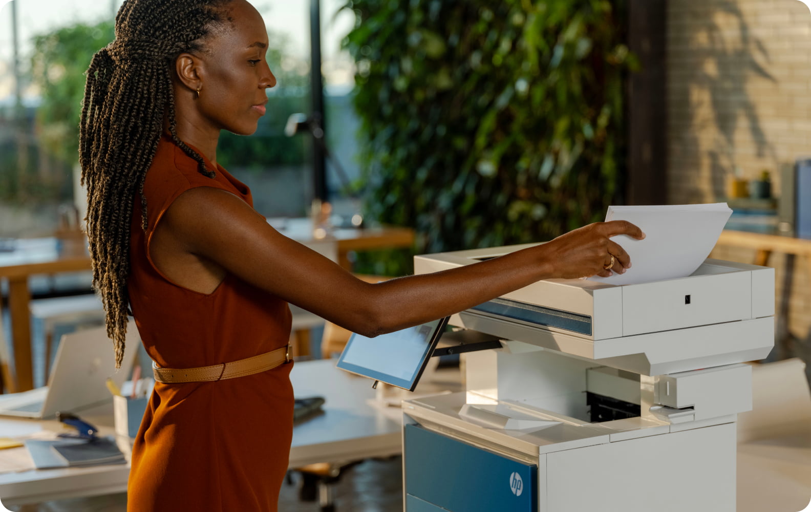 Placer un document professionnel sur une imprimante multifonction HP LaserJet Enterprise.