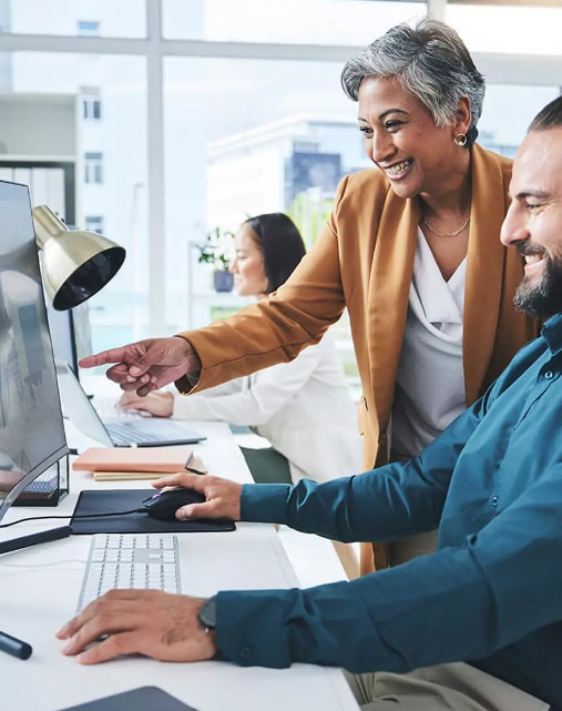 Beberapa rekan kerja sedang berkolaborasi menggunakan desktop HP