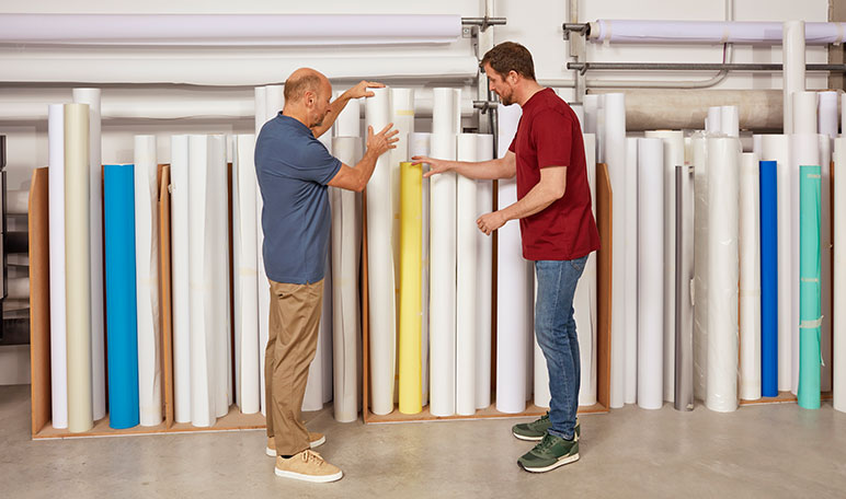 라지 포맷 미디어 롤을 점검하는 사람들