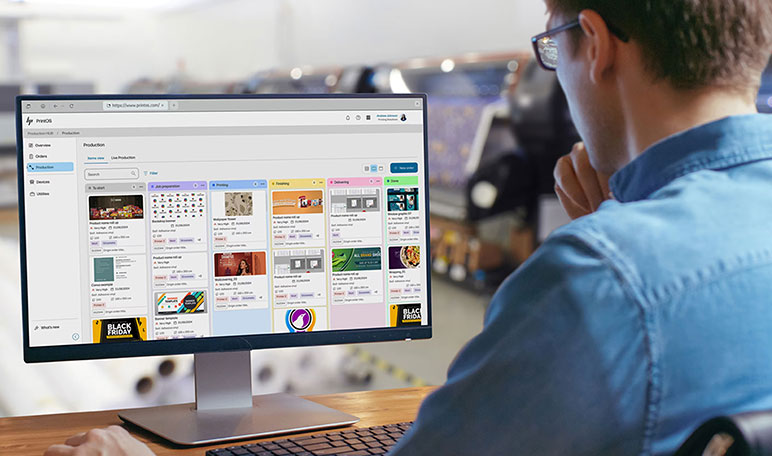 HP PrintOS를 사용하여 컴퓨터 화면에서 작업하는 사람