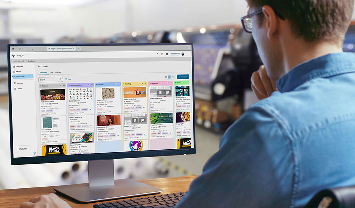 HP PrintOS를 사용하여 컴퓨터 화면에서 작업하는 사람