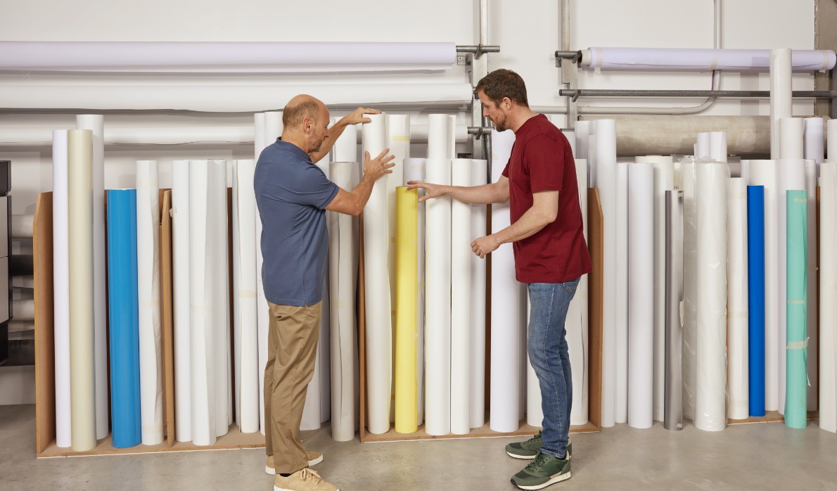 라지 포맷 미디어 롤을 점검하는 사람들