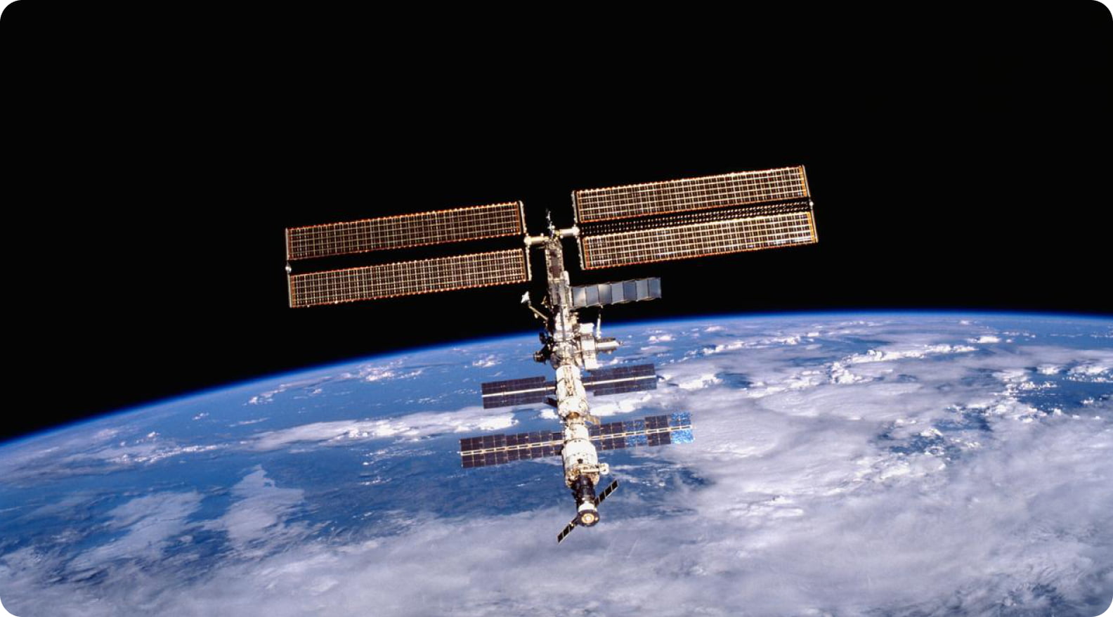 뒤에 지구가 보이는 국제 우주 정거장(ISS)