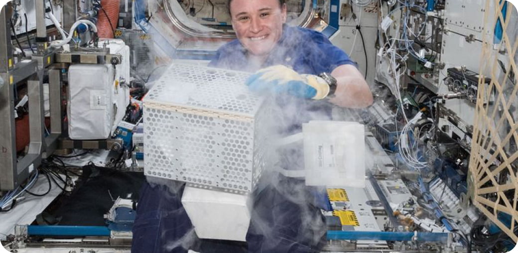 국제 우주 정거장(ISS) 내부에서 일하는 NASA 우주 비행사
