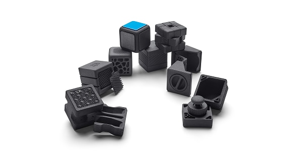 Monitor with HP 3d print professional services image onscreen