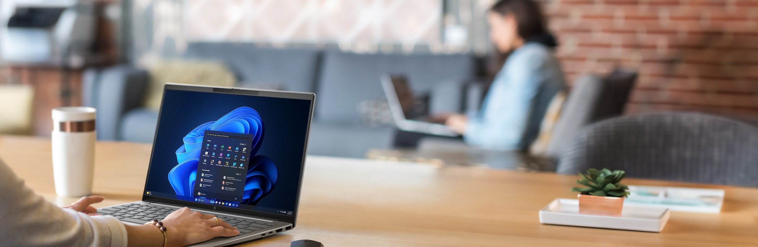 Kameralne biuro, kobieta pracuje na laptopie z systemem Windows 11 Pro.