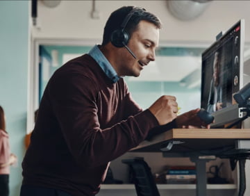 HP Support hilft Ihnen, HP Support, Kontaktieren Sie HP, Mann sitzt vor einem HP All-in-one-Desktop von HP