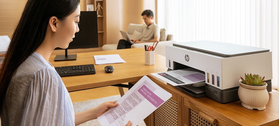 一位女士在看打印文件