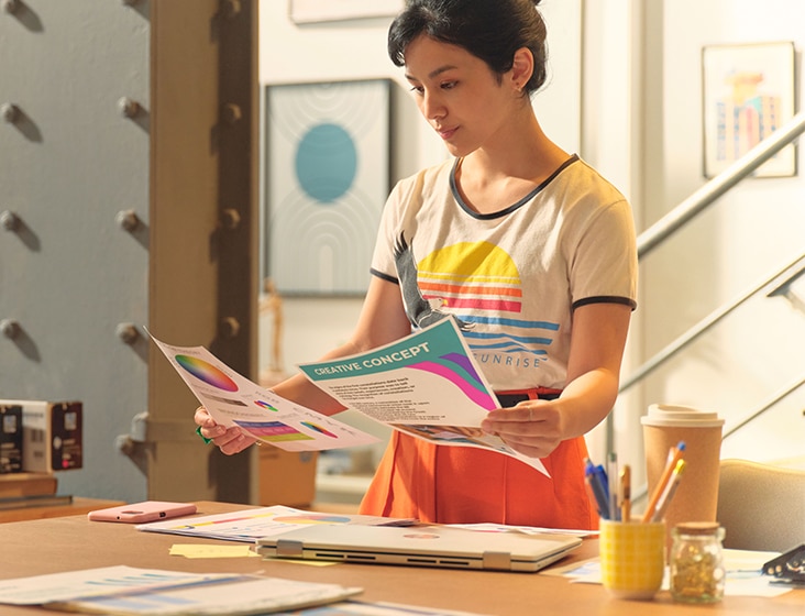 一位女士在看打印文件