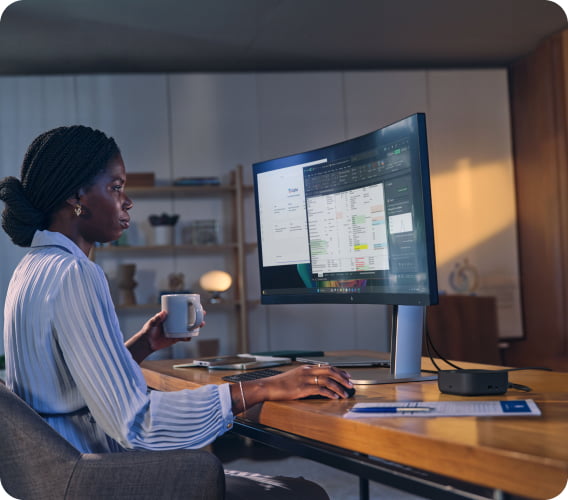 A person using HP Thunderbolt 4 Ultra 280W G6 Dock as part of their work setup.