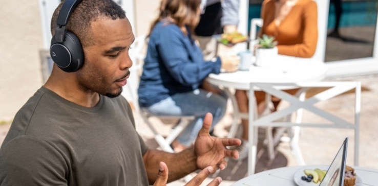 Man working at a coffee shop wearing a DECT™ headset