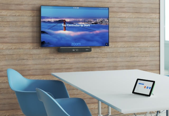 Petite salle de réunion avec système de visioconférence Poly Studio