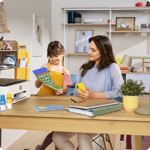 Niña y madre imprimiendo imágenes de manualidades