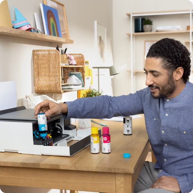 رجل يقوم بتعبئة الحبر باستخدام عبوات الحبر