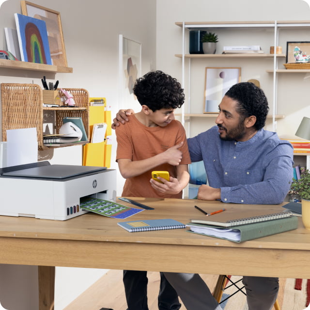 أب وابنه يستمتعان بجودة مطبوعات HP