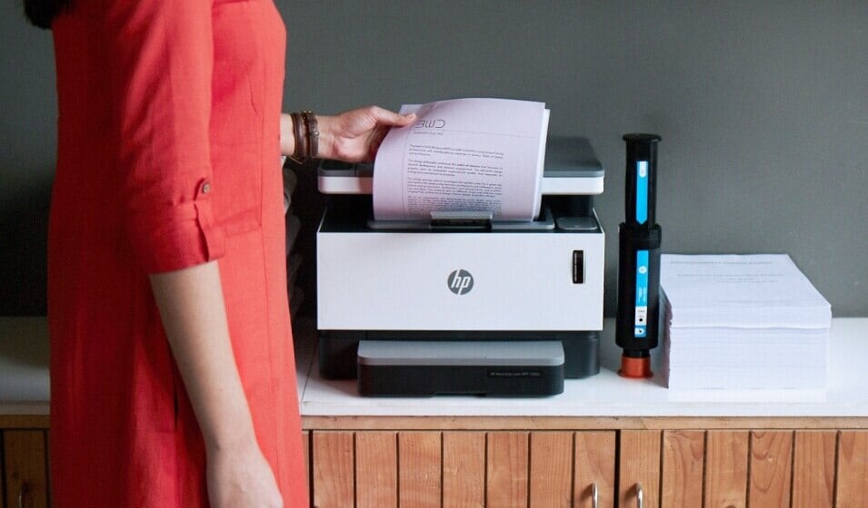 Mujeres tomando una impresión de una impresora HP Neverstop Laser sin cartucho