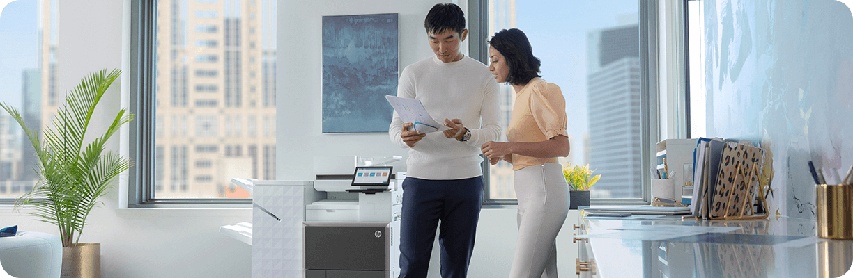 一位男士和一位女士正在办公室讨论工作