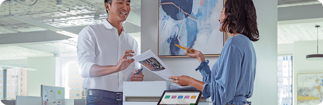 一位男士和一位女士正在办公室讨论工作