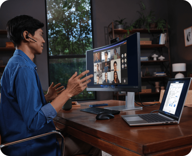 一名工作人员正在现代办公环境中使用台式电脑。