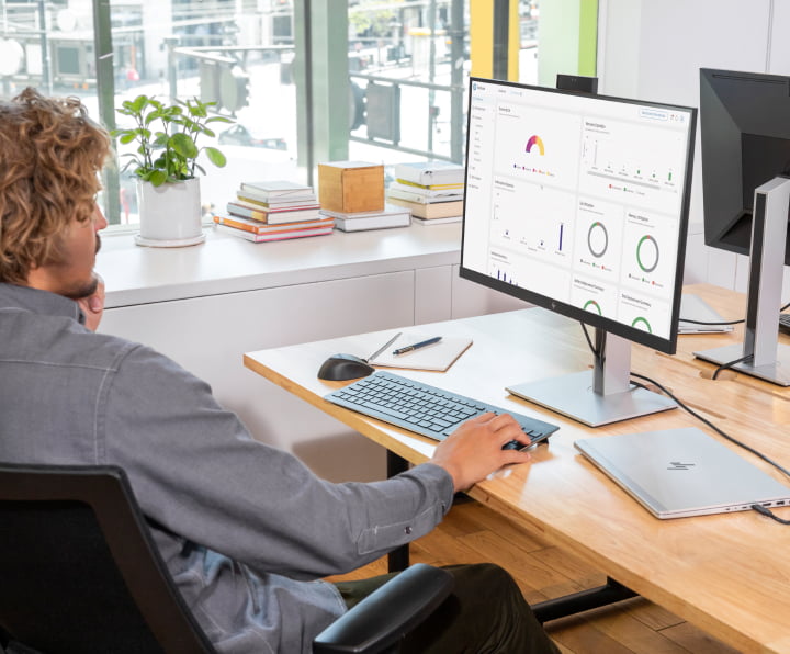 Employee looks at dashboard on HP PC