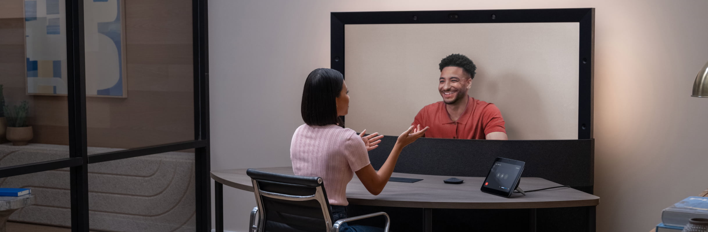 Google Beam を使ってビデオ会議中の女性