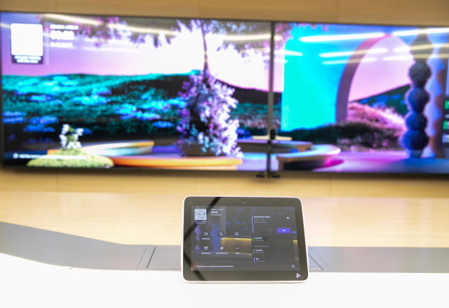 HP Poly collaboration screen and remote control touchscreen