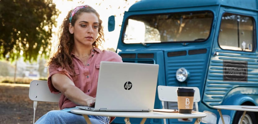 girl working with an HP laptop outdoor