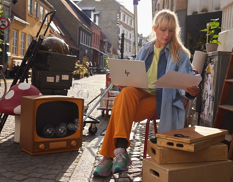 Woman working on the go on her HP Connected Laptop powered by Verizon