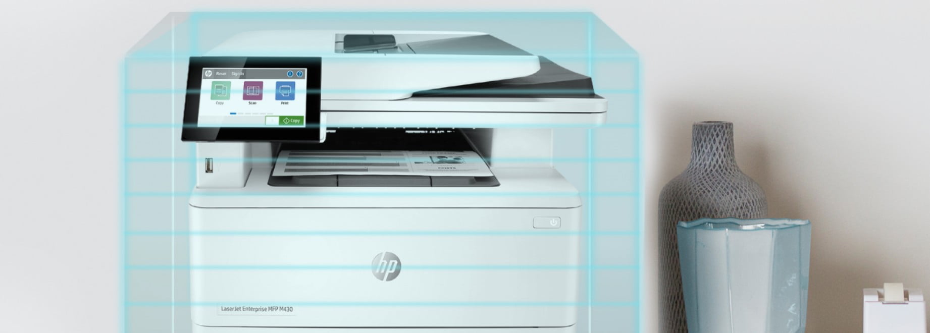 Güvenliği temsil etmek için mavi şeffaf renkle çevrelenmiş HP LaserJet yazıcı