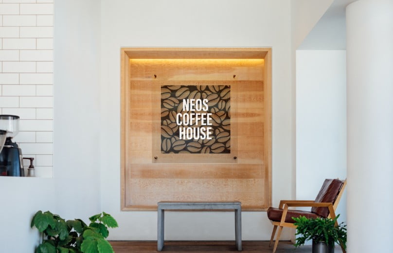 Letrero acrílico en una cafetería Letrero acrílico en una cafetería