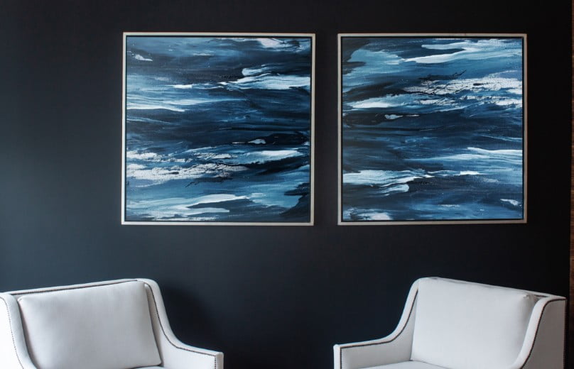 Obra de arte impresa en lienzo en una sala de estar Obra de arte impresa en lienzo en una sala de estar