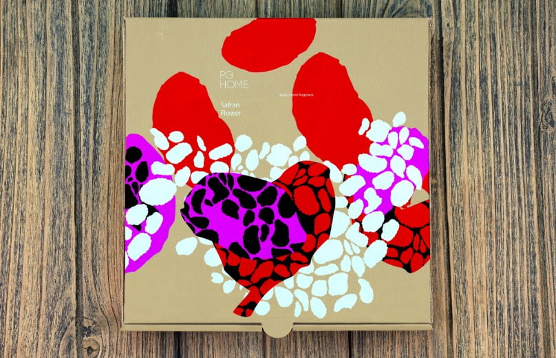 Embalaje impreso del producto sobre una mesa Embalaje impreso del producto sobre una mesa