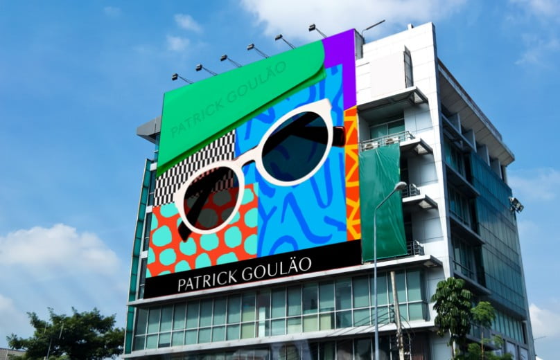 Señalización grande en la pared de un edificio alto Señalización grande en la pared de un edificio alto