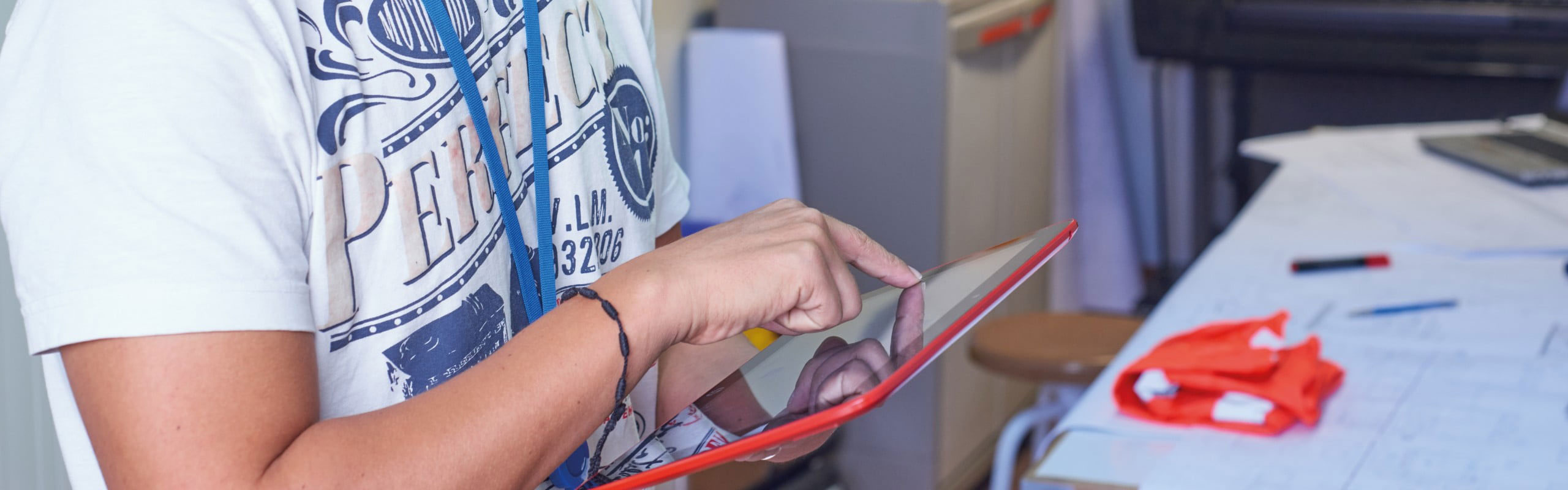 Person using the HP Smart app from a tablet device
